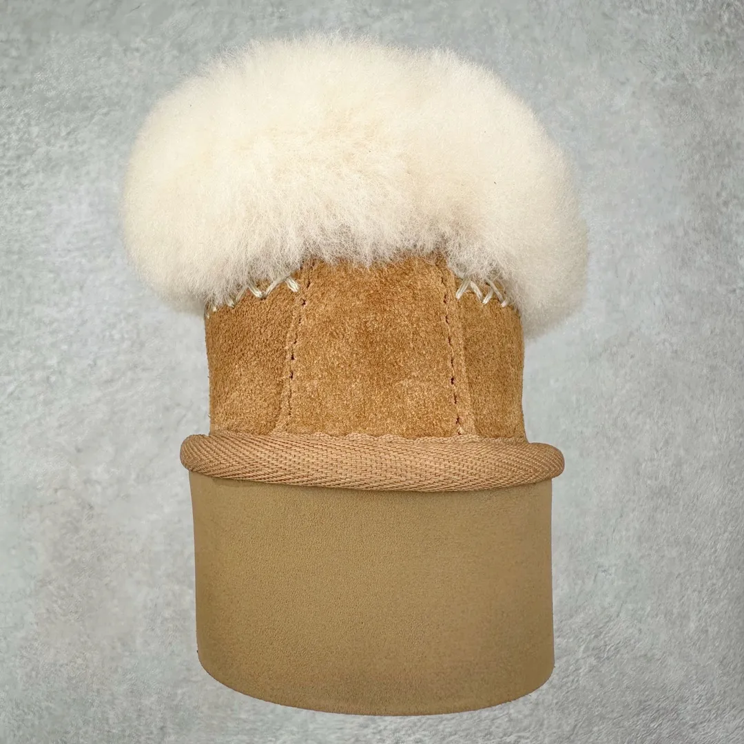 Pick up locally💰560 UGG 8258 Alpine shallow mouth autumn and winter sheep fur integrated snow boots. All shoes are made of ZP same factory. Longfeng A-grade Australian imported sheep fur integrated brand OEM production line. Fully follow the ZP process. Original pattern maker of the OEM. Adhering to the principle of no original shoes and no development selection. Pay attention to every detail. The most authentic version on the market TREADLITE "Light Wing" technology outsole Lightweight/durable/flexible/pile size: 35 36 37 38 39 40 Coding: by2936090